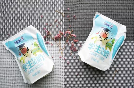 花花牛首款愛克林低溫學(xué)生飲用酸牛奶上市啦?。。? title=
